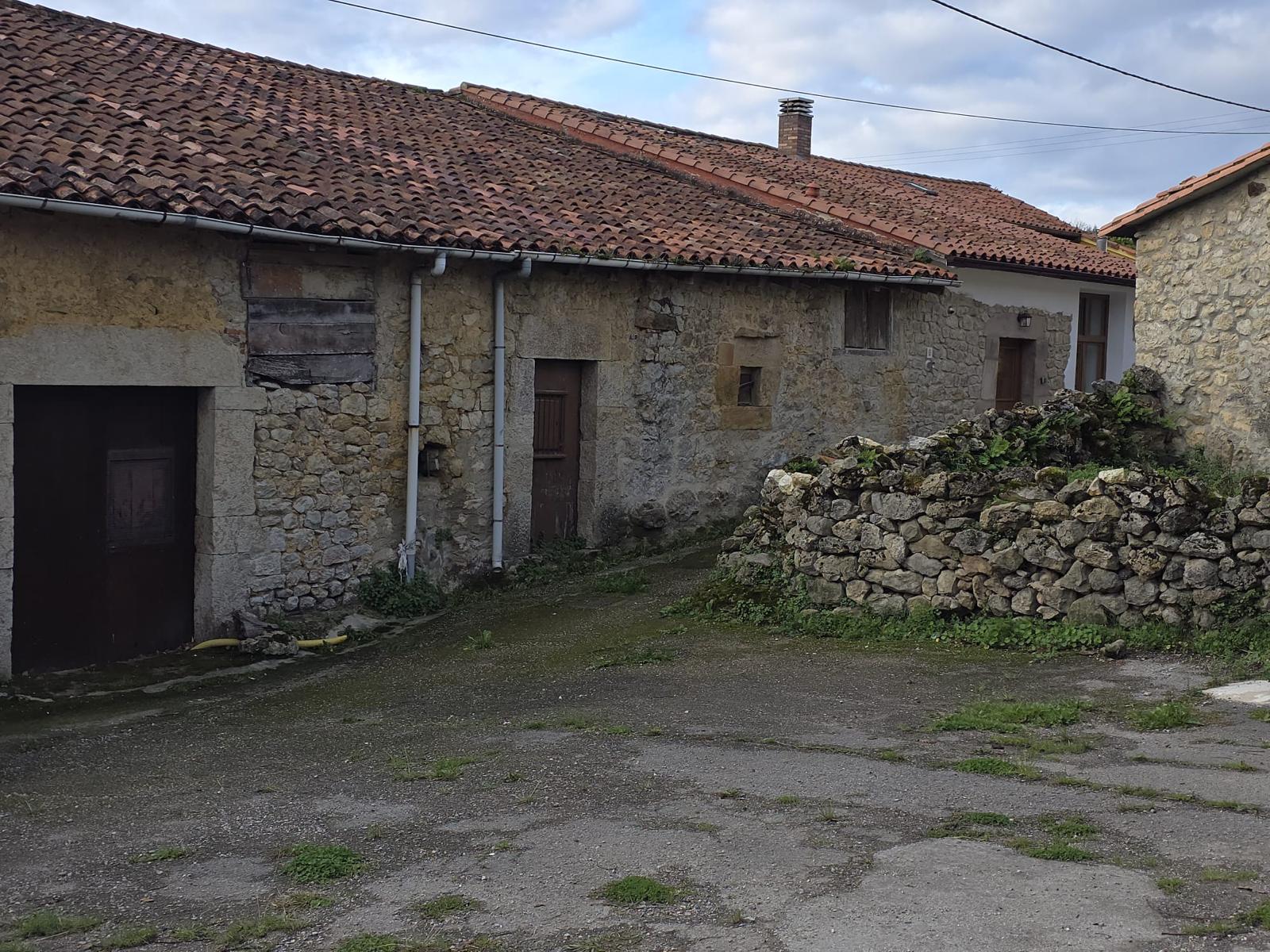 Se vende gran casa de piedra con cuadra anexa en Herrerias (V2170)