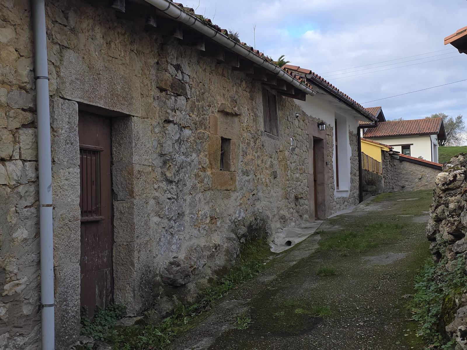 Se vende gran casa de piedra con cuadra anexa en Herrerias (V2170)