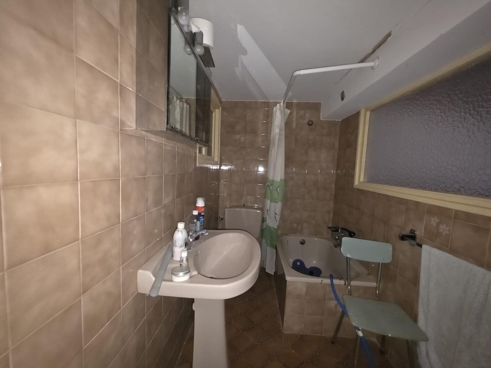 Se vende gran casa de piedra con cuadra anexa en Herrerias (V2170)