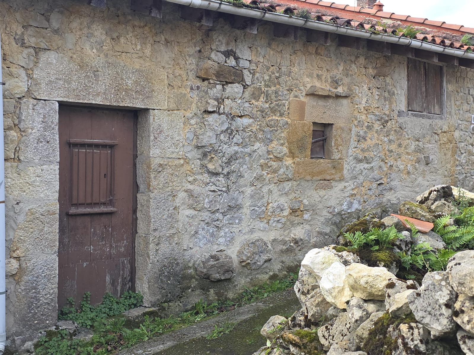 Se vende gran casa de piedra con cuadra anexa en Herrerias (V2170)