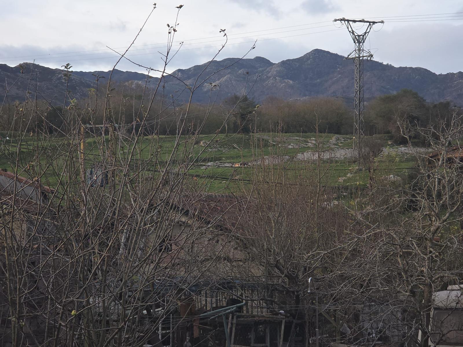 Se vende gran casa de piedra con cuadra anexa en Herrerias (V2170)