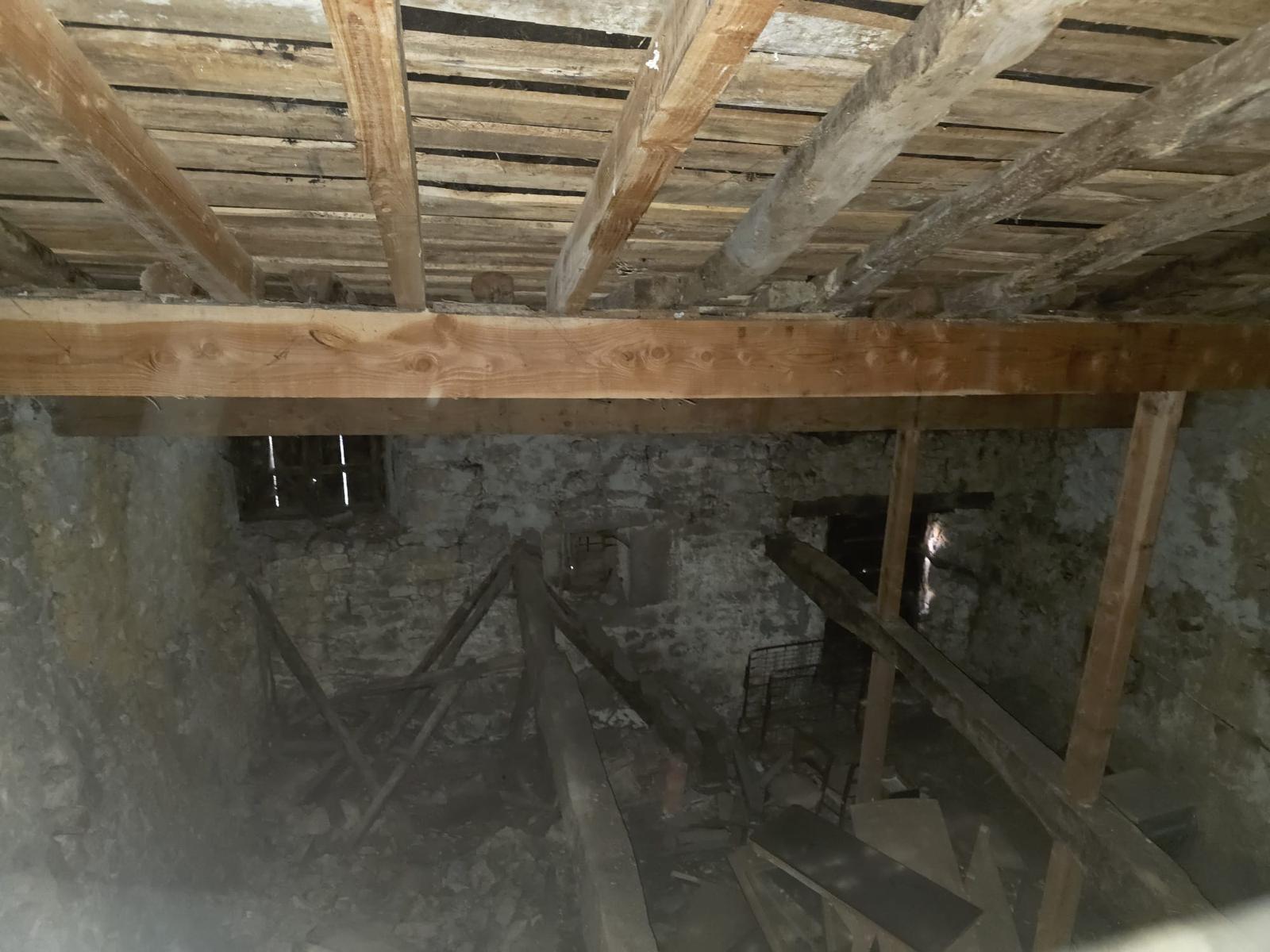Se vende gran casa de piedra con cuadra anexa en Herrerias (V2170)