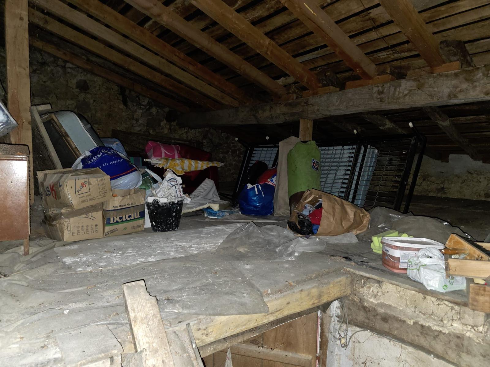 Se vende gran casa de piedra con cuadra anexa en Herrerias (V2170)