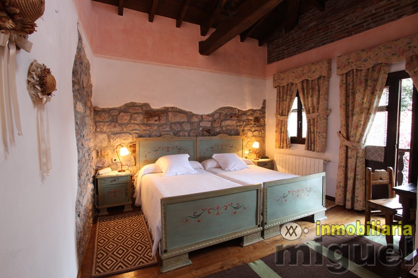 Se vende gran casona funcionando como hotel en Alevia, Peñamellera Baja (V2434)