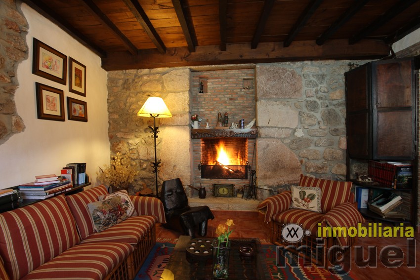 Se vende gran casona funcionando como hotel en Alevia, Peñamellera Baja (V2434)