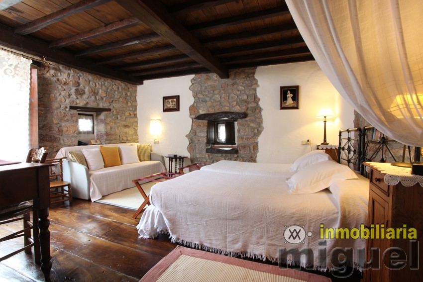 Se vende gran casona funcionando como hotel en Alevia, Peñamellera Baja (V2434)