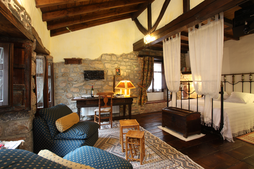 Se vende gran casona funcionando como hotel en Alevia, Peñamellera Baja (V2434)