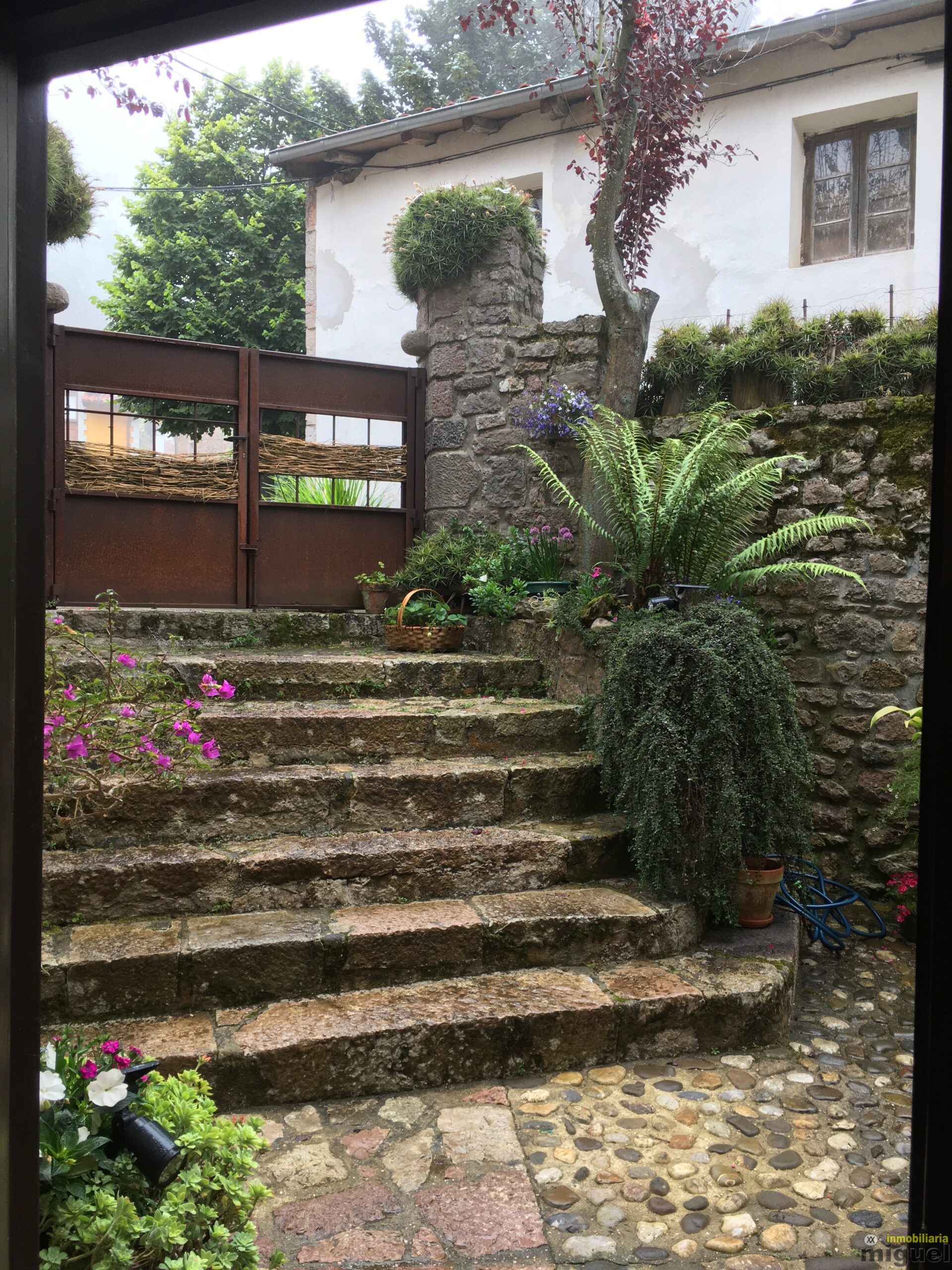 Se vende gran casona funcionando como hotel en Alevia, Peñamellera Baja (V2434)
