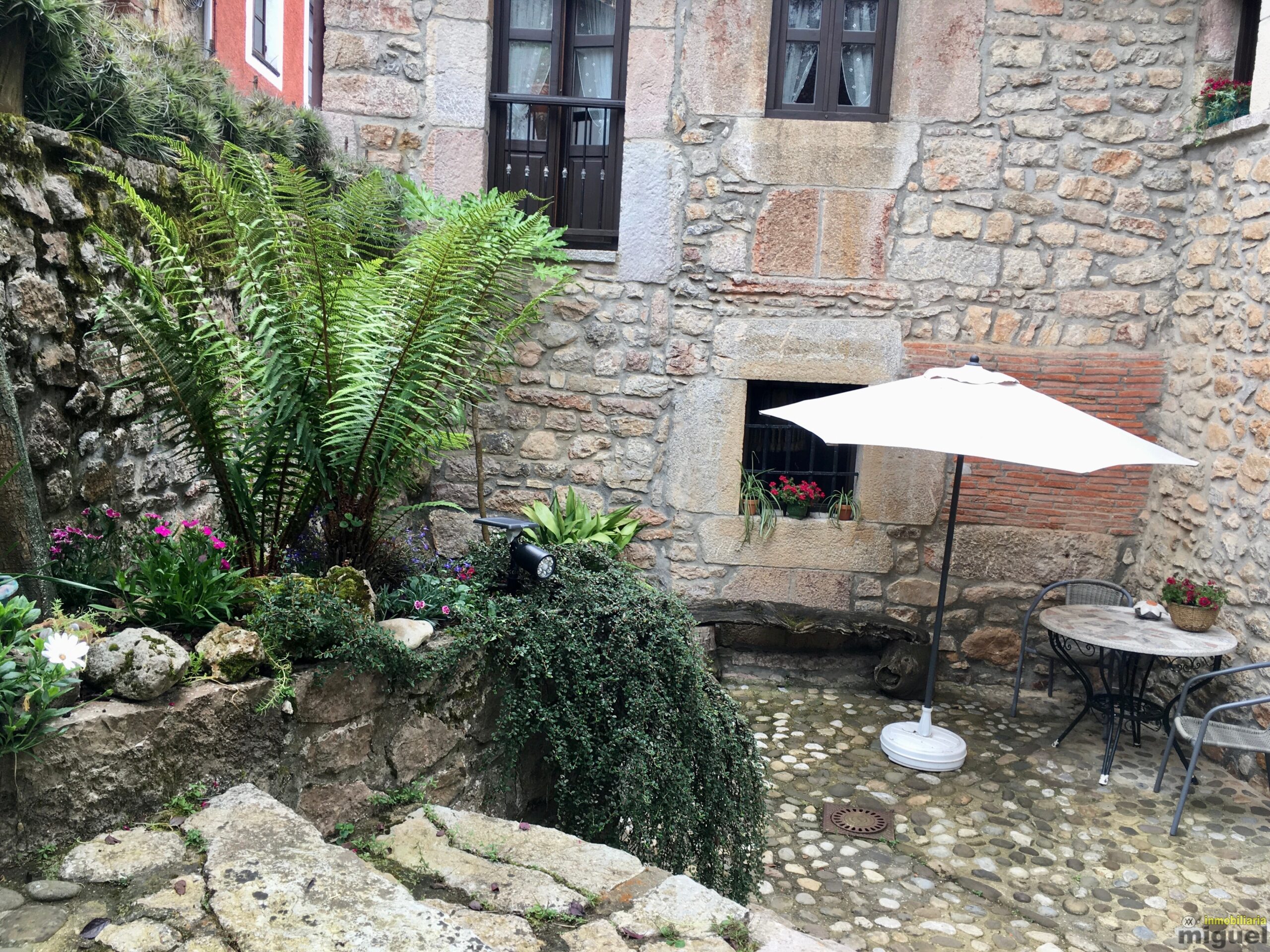 Se vende gran casona funcionando como hotel en Alevia, Peñamellera Baja (V2434)