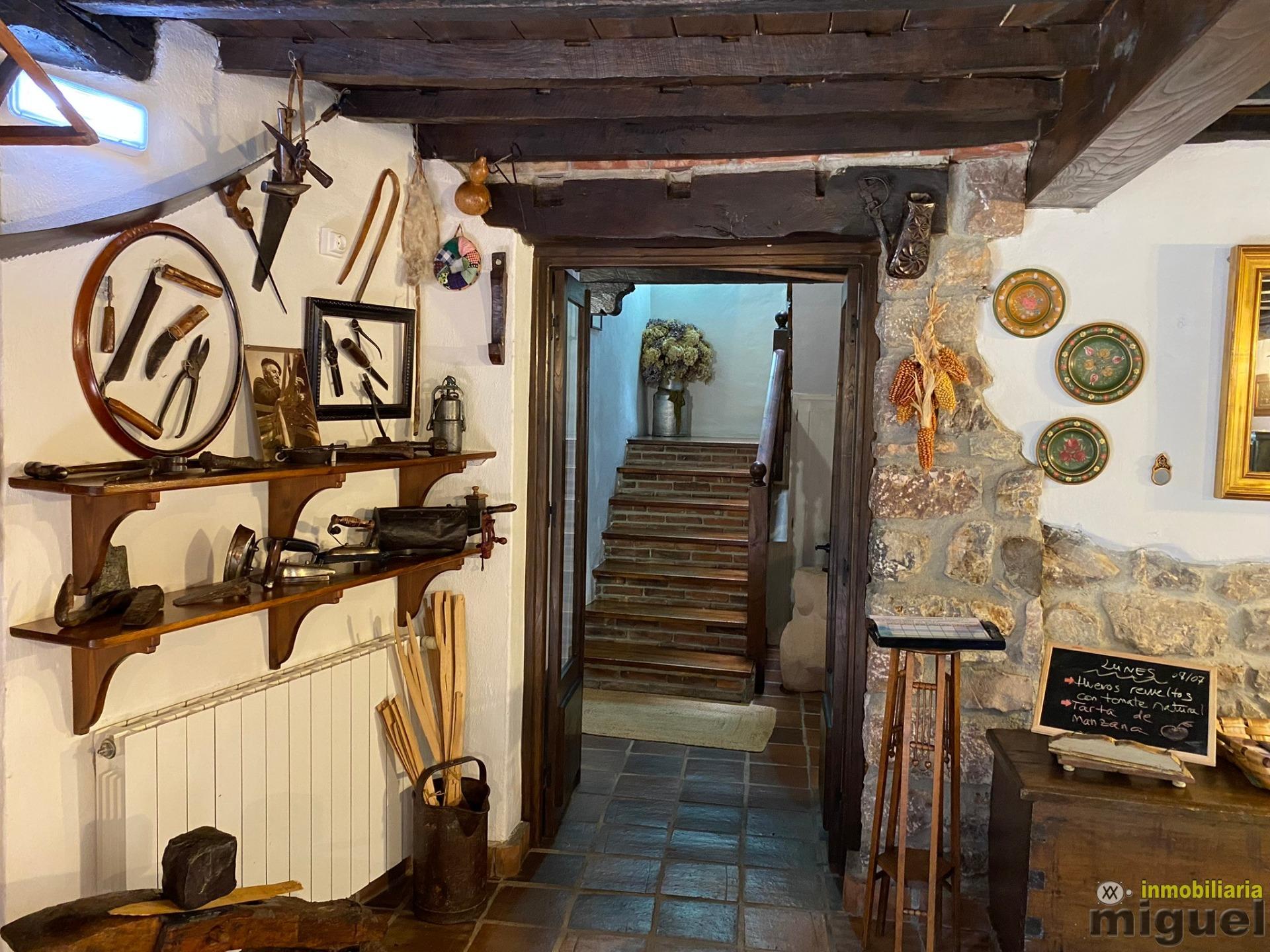 Se vende gran casona funcionando como hotel en Alevia, Peñamellera Baja (V2434)