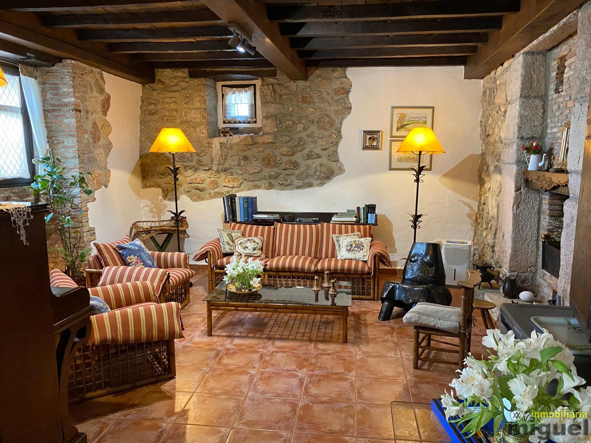 Se vende gran casona funcionando como hotel en Alevia, Peñamellera Baja (V2434)