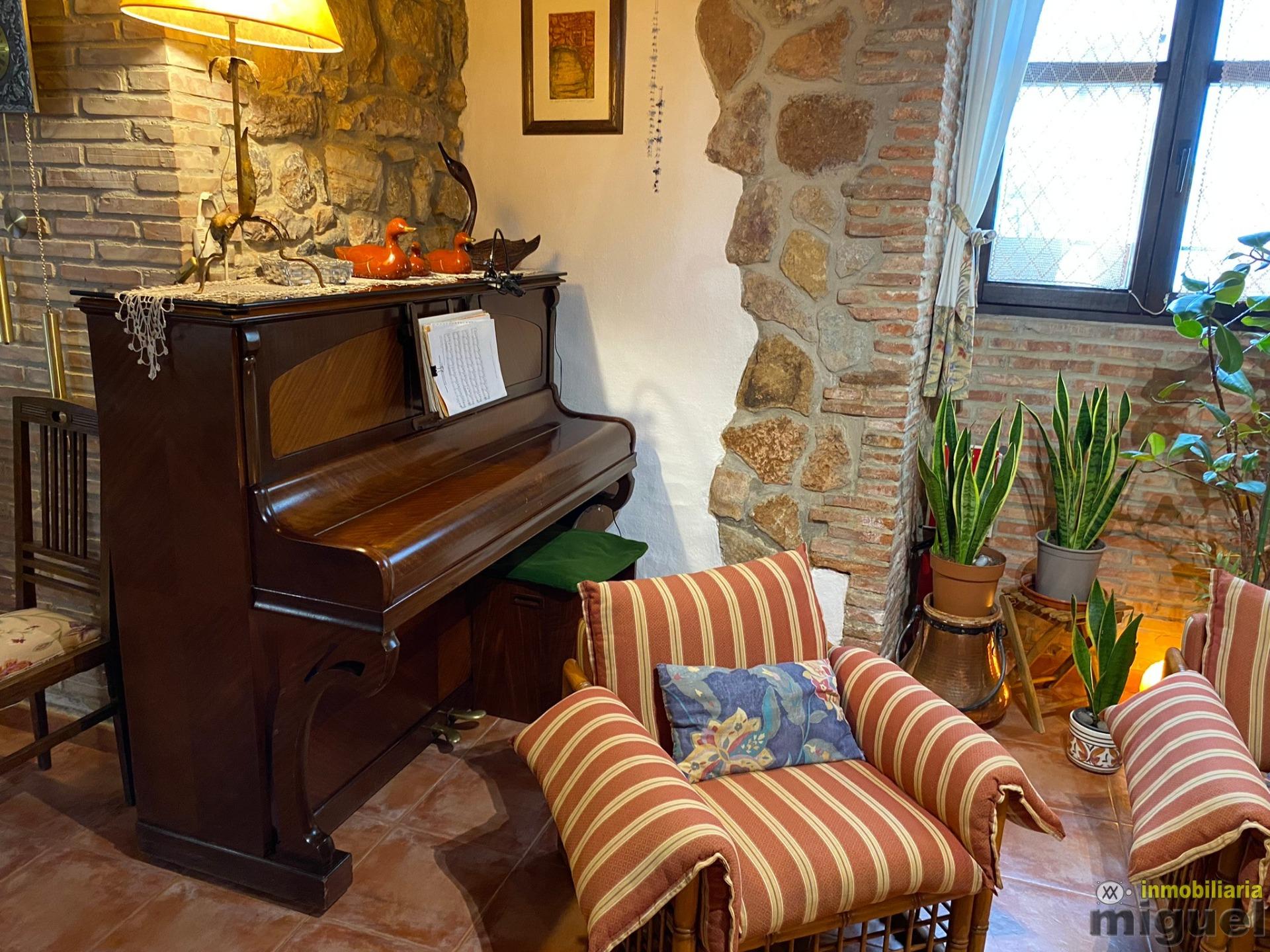 Se vende gran casona funcionando como hotel en Alevia, Peñamellera Baja (V2434)