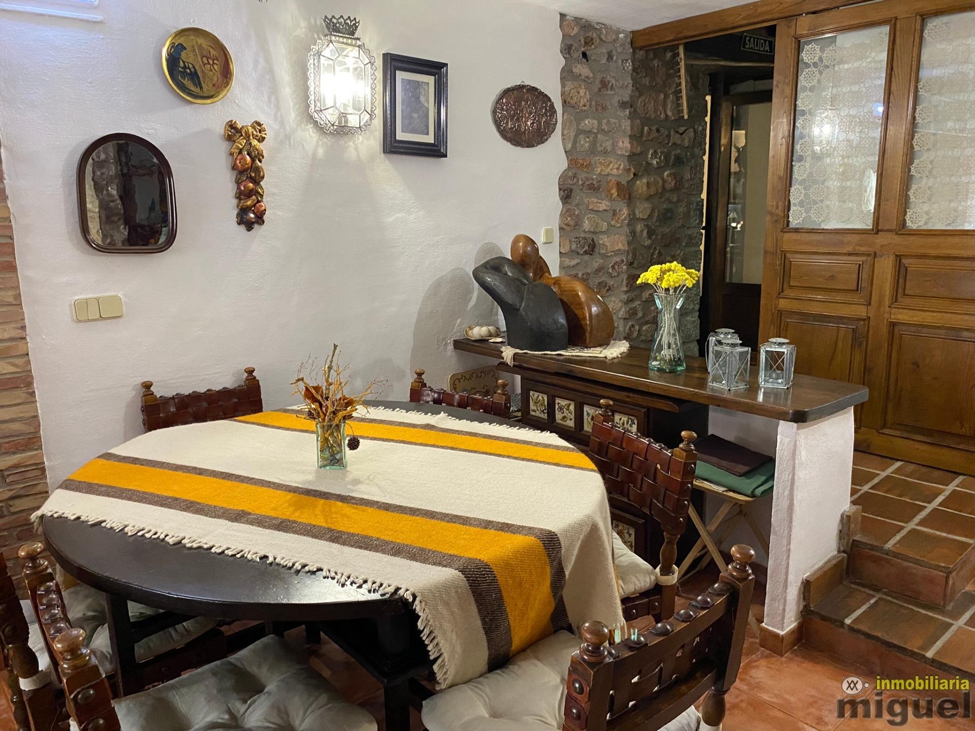 Se vende gran casona funcionando como hotel en Alevia, Peñamellera Baja (V2434)