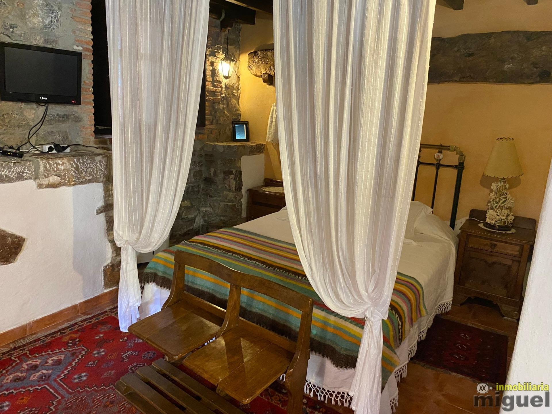 Se vende gran casona funcionando como hotel en Alevia, Peñamellera Baja (V2434)