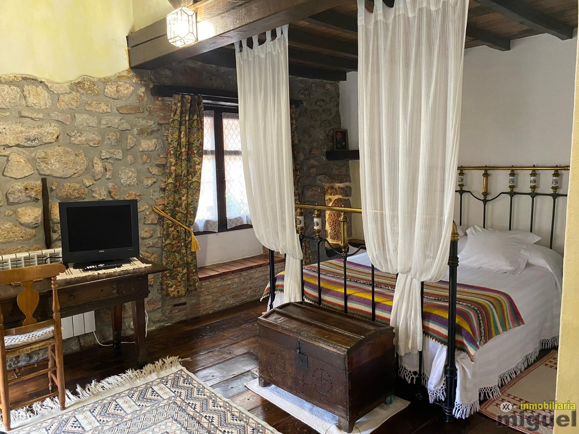 Se vende gran casona funcionando como hotel en Alevia, Peñamellera Baja (V2434)