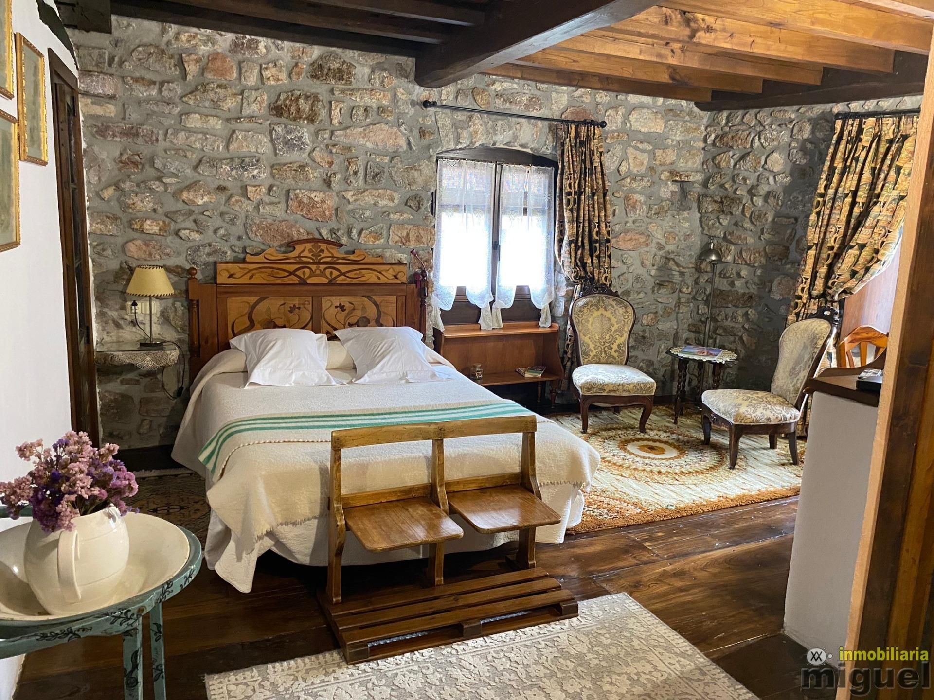 Se vende gran casona funcionando como hotel en Alevia, Peñamellera Baja (V2434)