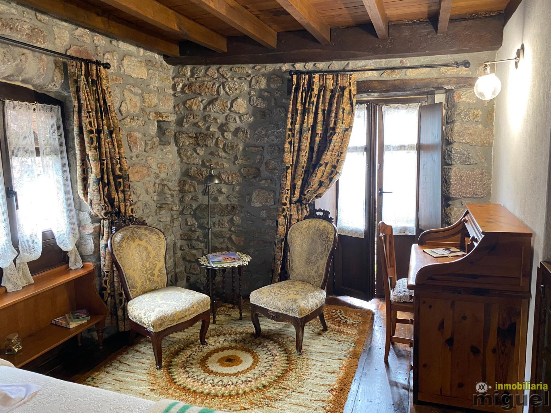 Se vende gran casona funcionando como hotel en Alevia, Peñamellera Baja (V2434)