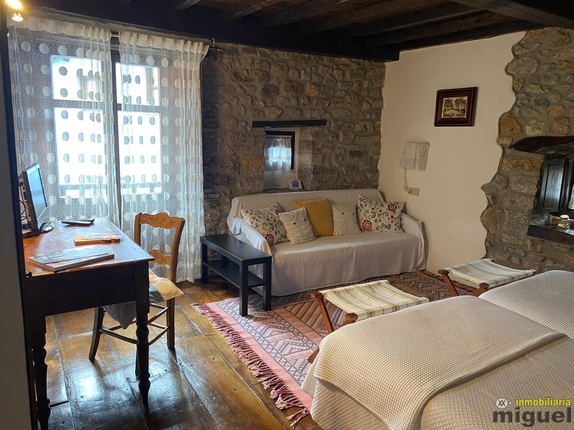Se vende gran casona funcionando como hotel en Alevia, Peñamellera Baja (V2434)