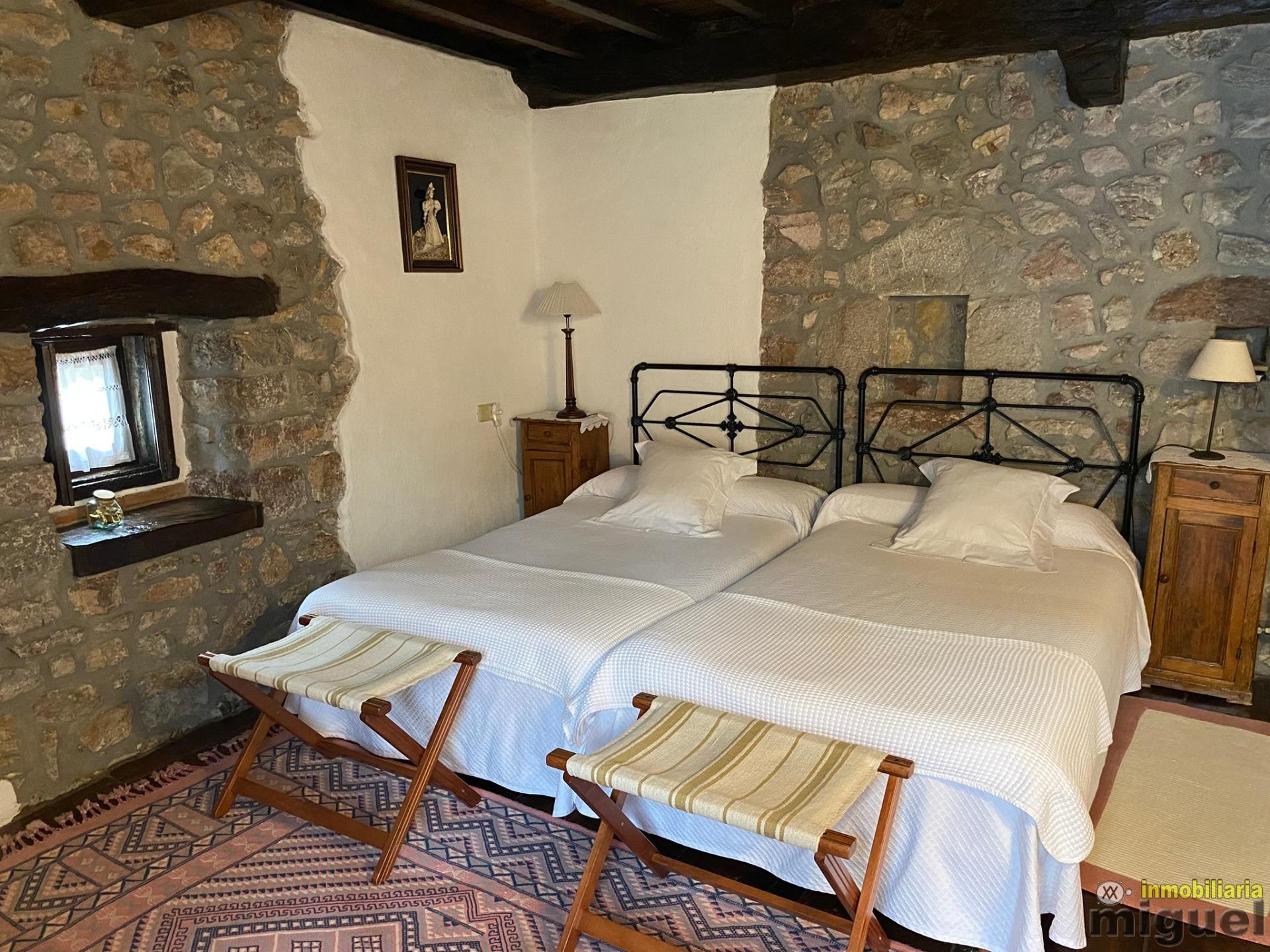 Se vende gran casona funcionando como hotel en Alevia, Peñamellera Baja (V2434)
