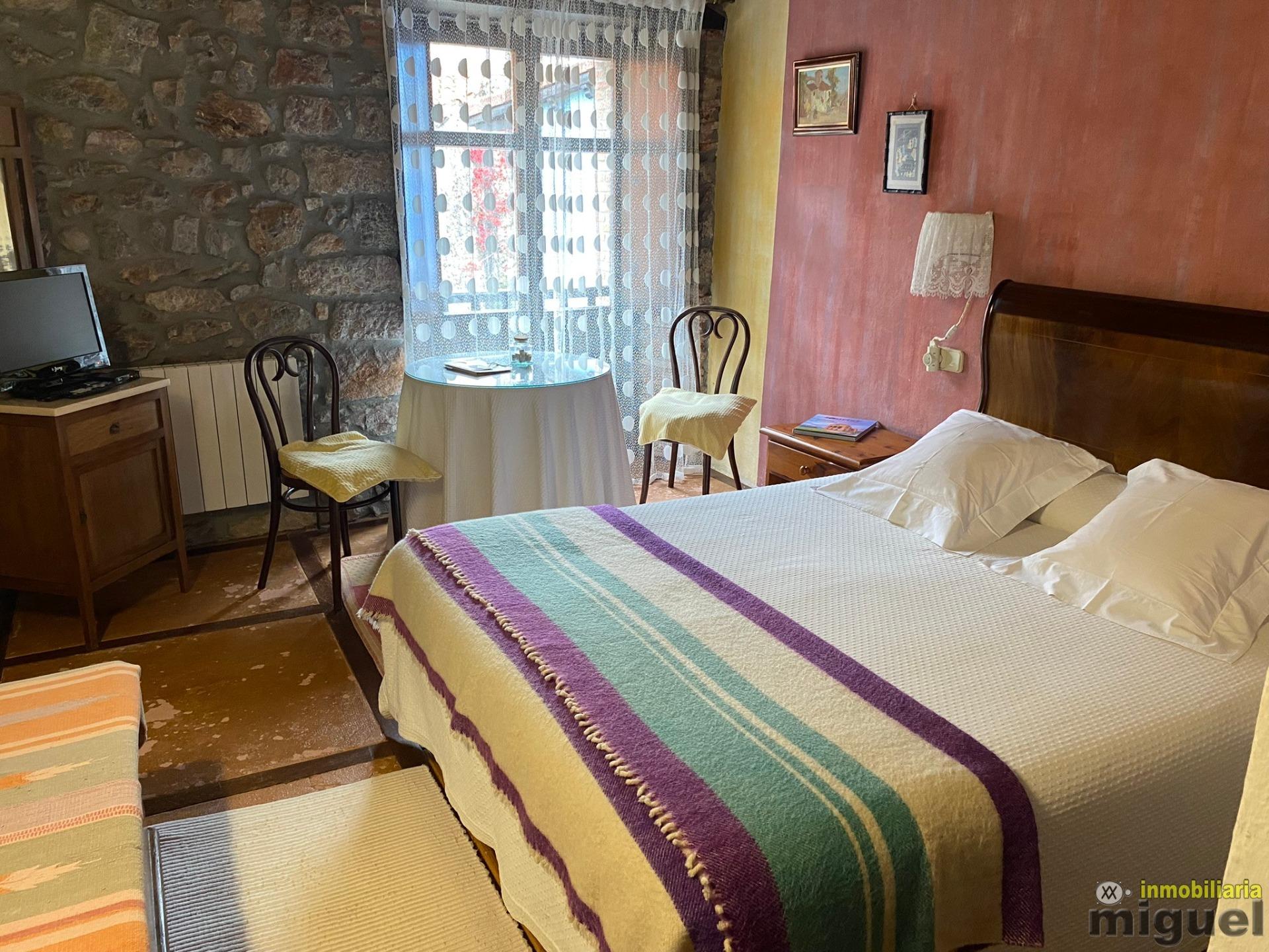 Se vende gran casona funcionando como hotel en Alevia, Peñamellera Baja (V2434)