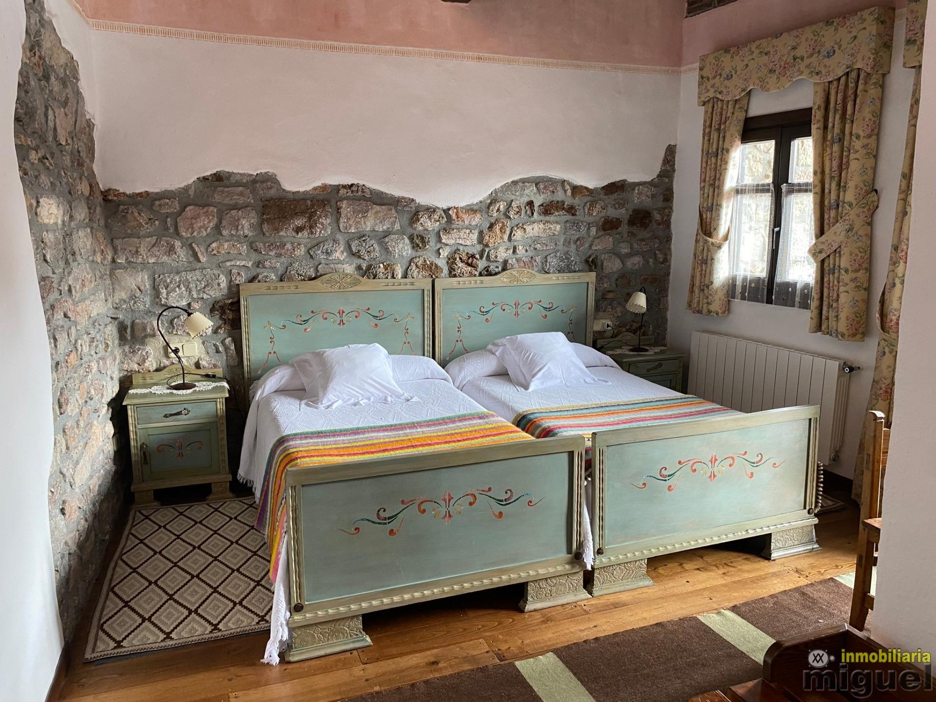 Se vende gran casona funcionando como hotel en Alevia, Peñamellera Baja (V2434)