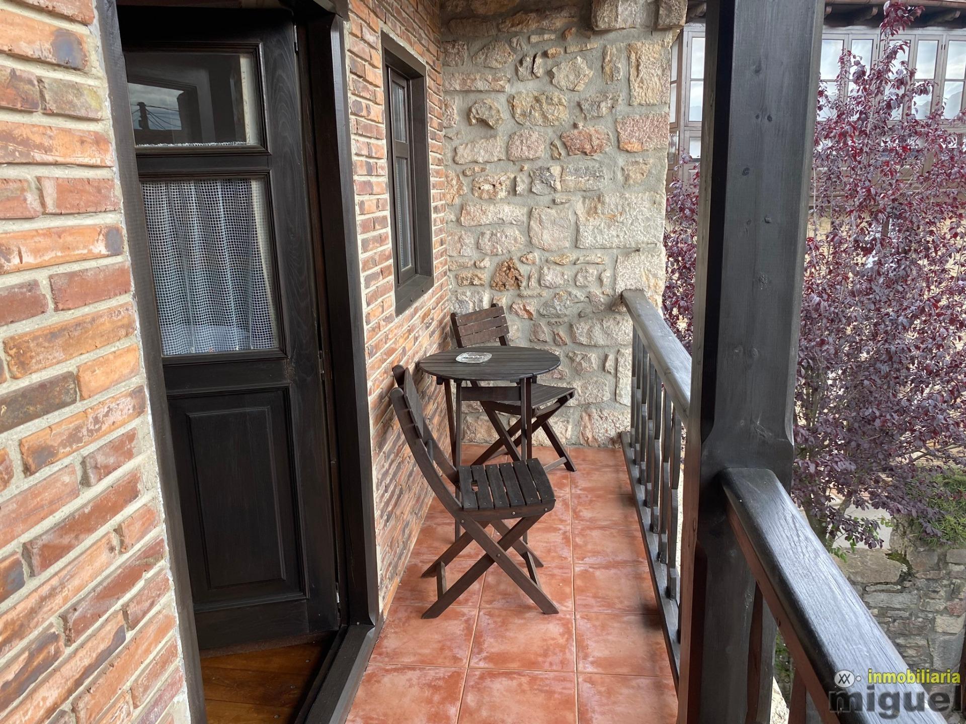 Se vende gran casona funcionando como hotel en Alevia, Peñamellera Baja (V2434)