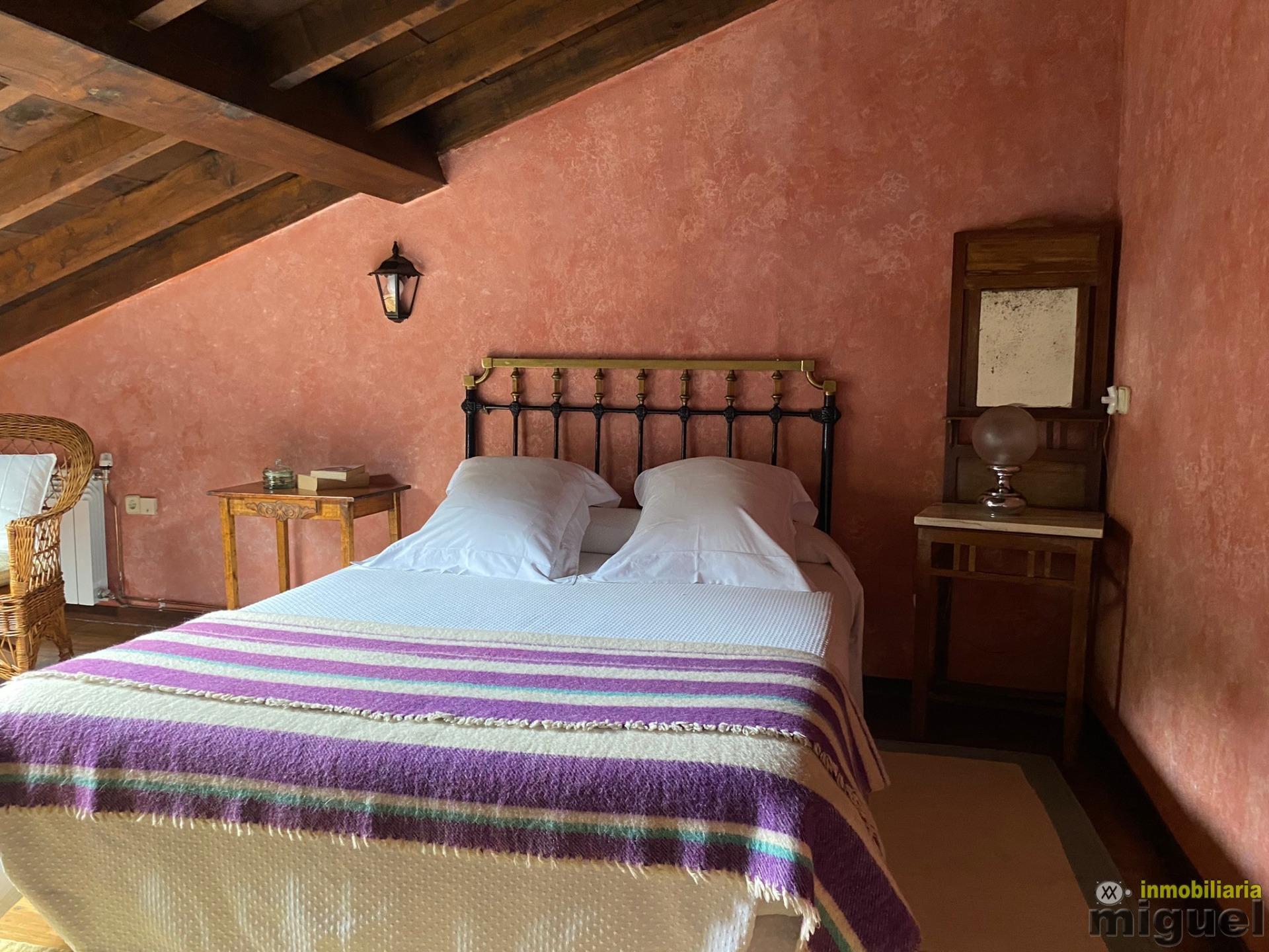 Se vende gran casona funcionando como hotel en Alevia, Peñamellera Baja (V2434)