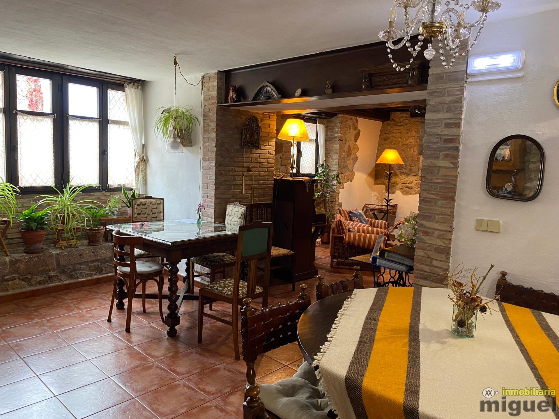 Se vende gran casona funcionando como hotel en Alevia, Peñamellera Baja (V2434)