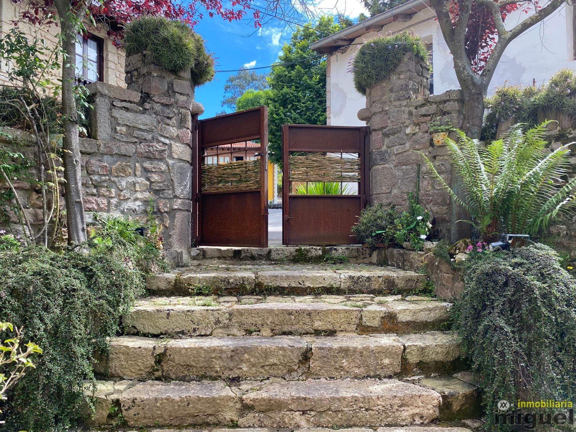Se vende gran casona funcionando como hotel en Alevia, Peñamellera Baja (V2434)