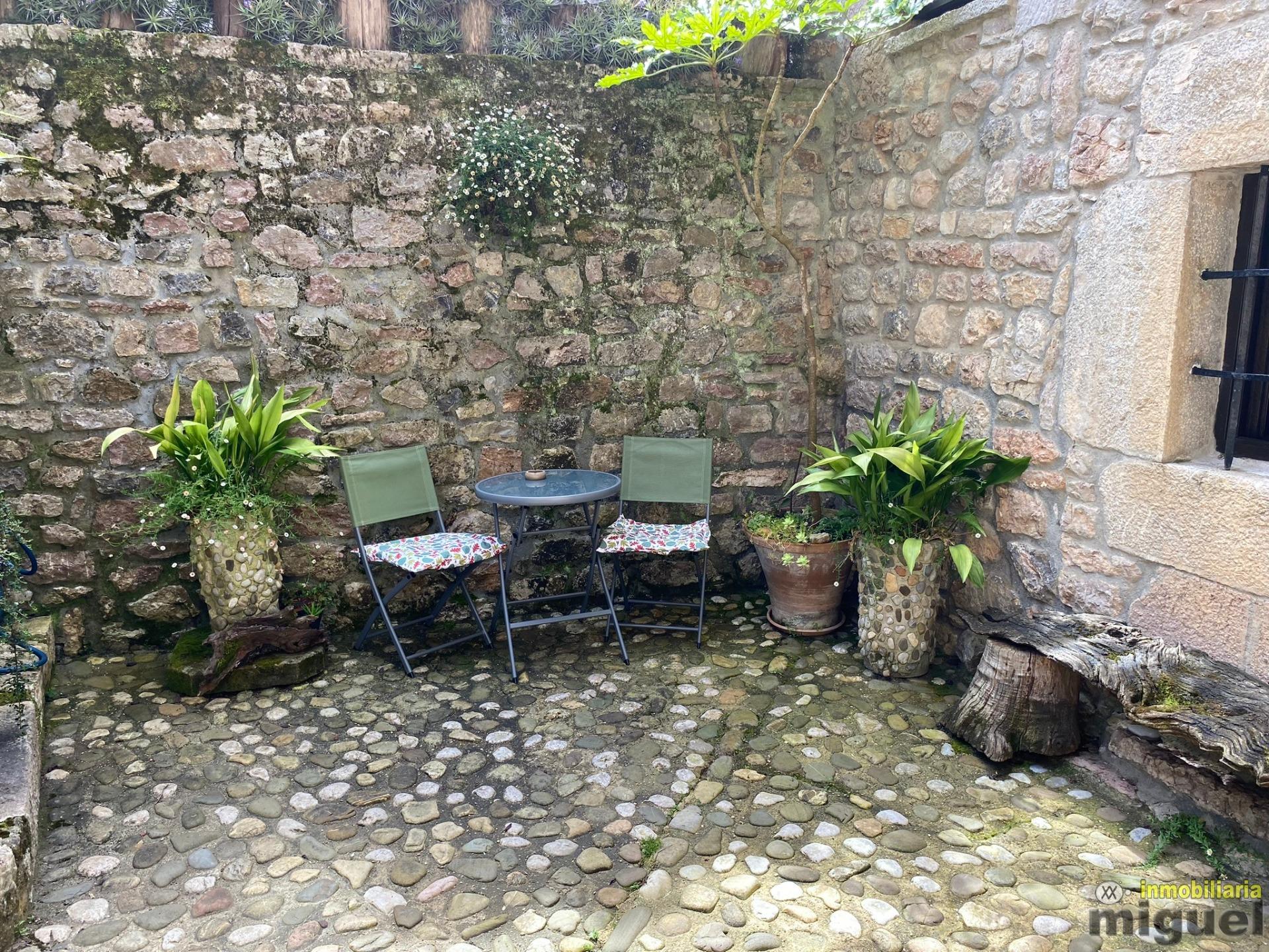 Se vende gran casona funcionando como hotel en Alevia, Peñamellera Baja (V2434)