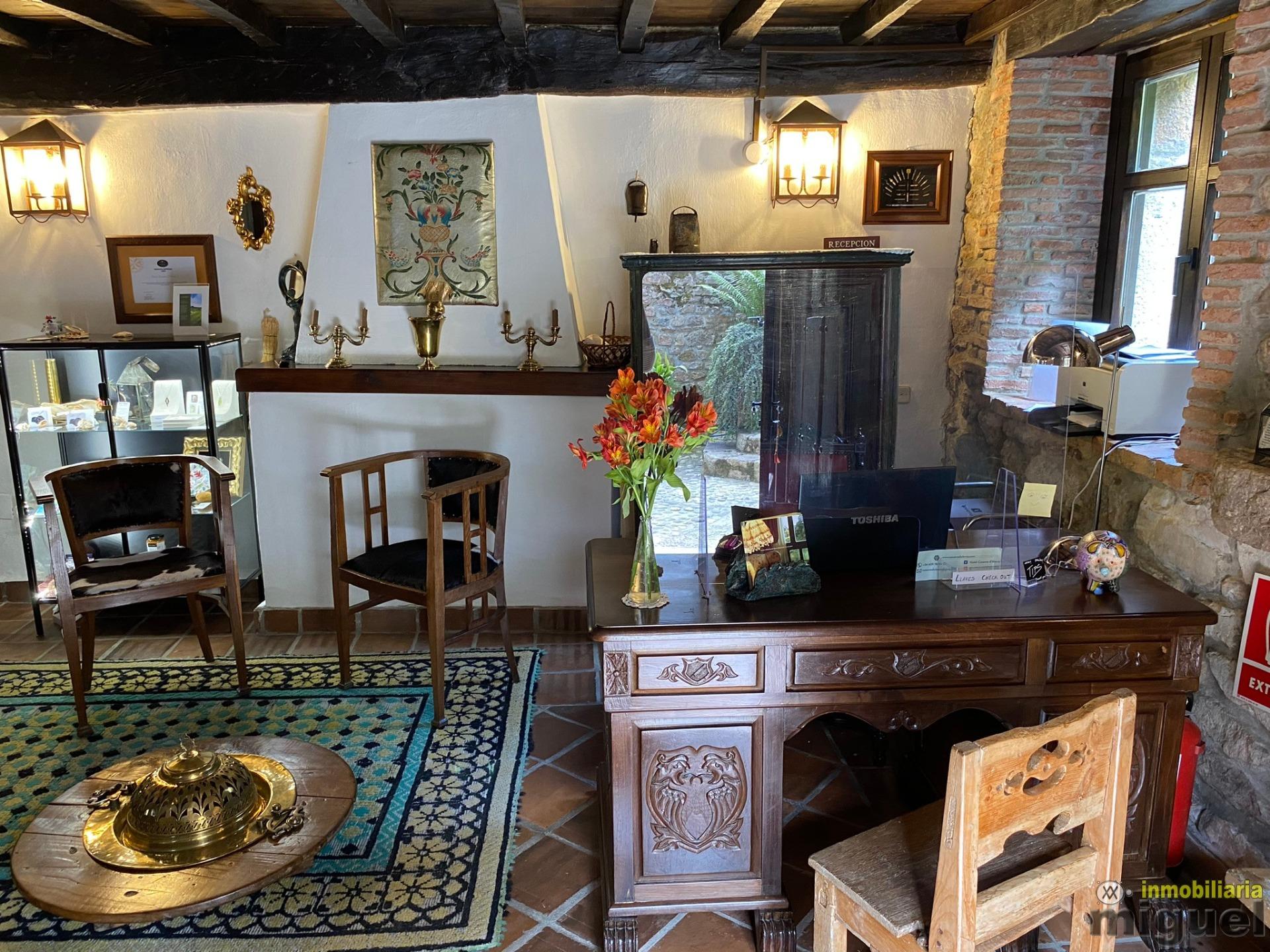 Se vende gran casona funcionando como hotel en Alevia, Peñamellera Baja (V2434)