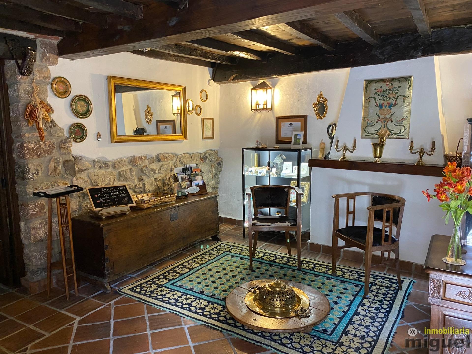Se vende gran casona funcionando como hotel en Alevia, Peñamellera Baja (V2434)