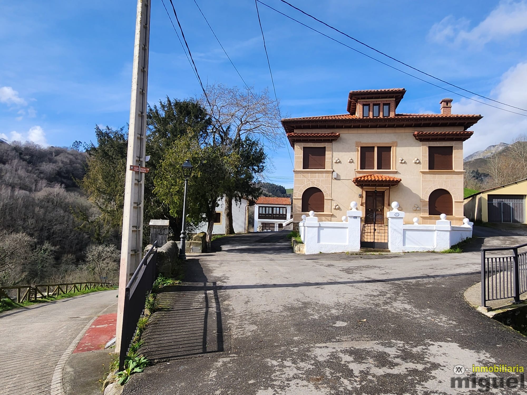 Se vende gran propiedad para rehabilitar con jardín en Abándames, Peñamellera Baja (V2505)
