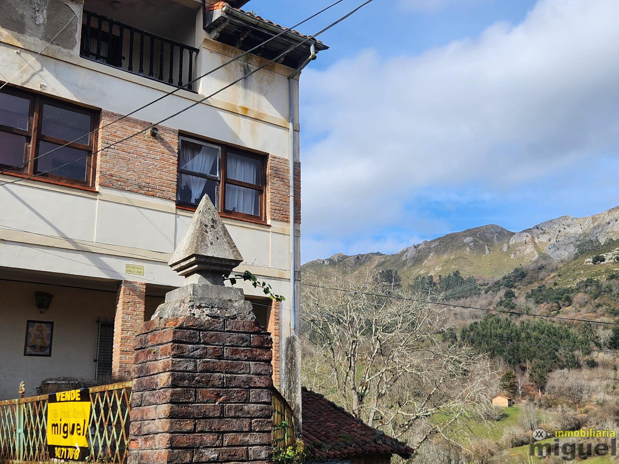 Se vende gran propiedad para rehabilitar con jardín en Abándames, Peñamellera Baja (V2505)