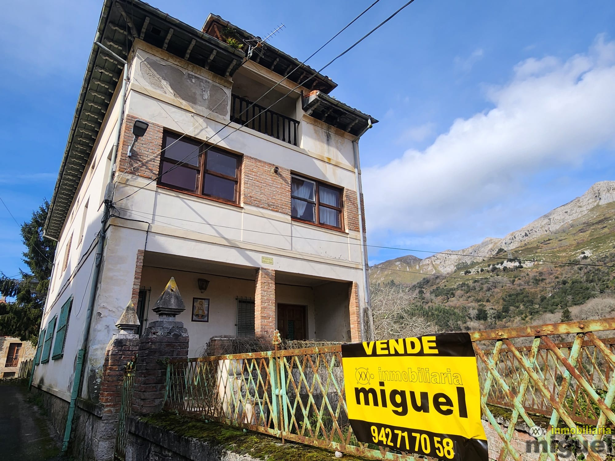 Se vende gran propiedad para rehabilitar con jardín en Abándames, Peñamellera Baja (V2505)