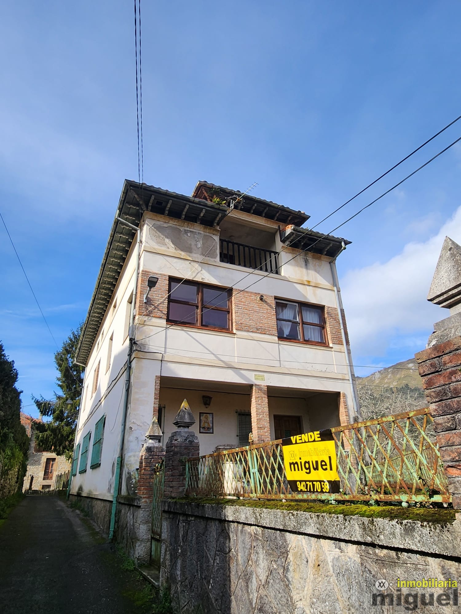 Se vende gran propiedad para rehabilitar con jardín en Abándames, Peñamellera Baja (V2505)