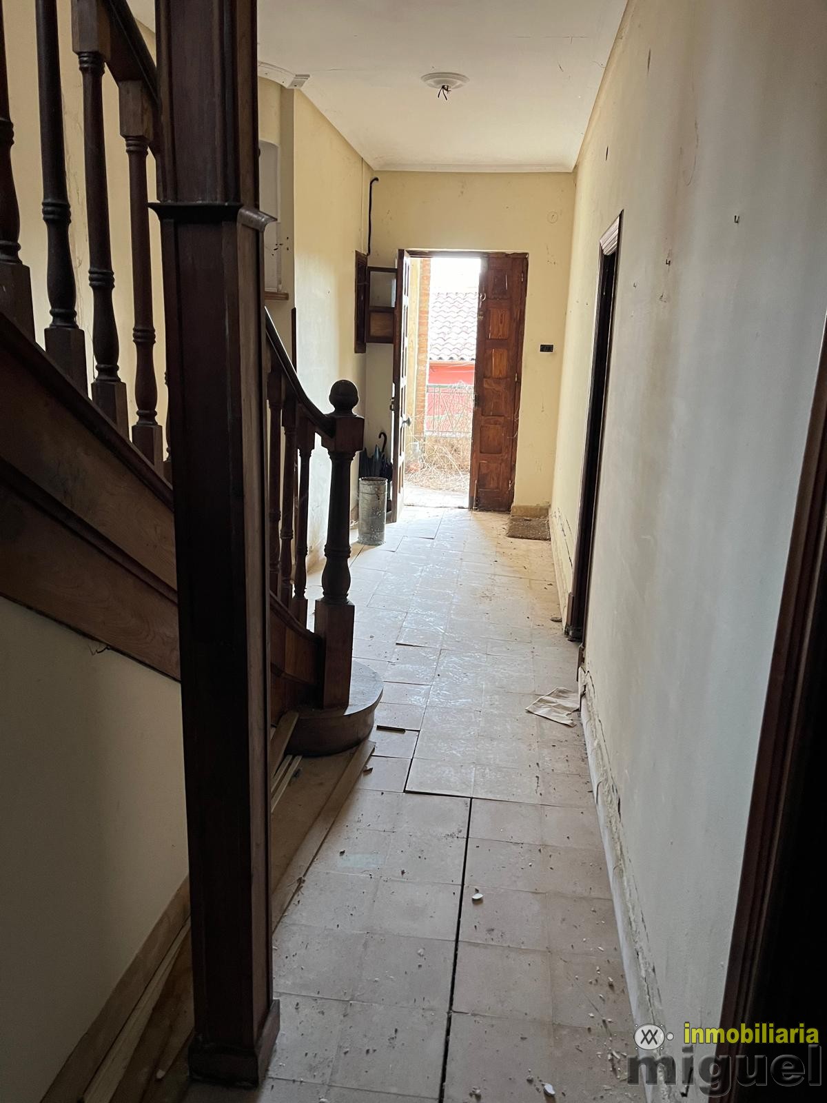 Se vende gran propiedad para rehabilitar con jardín en Abándames, Peñamellera Baja (V2505)