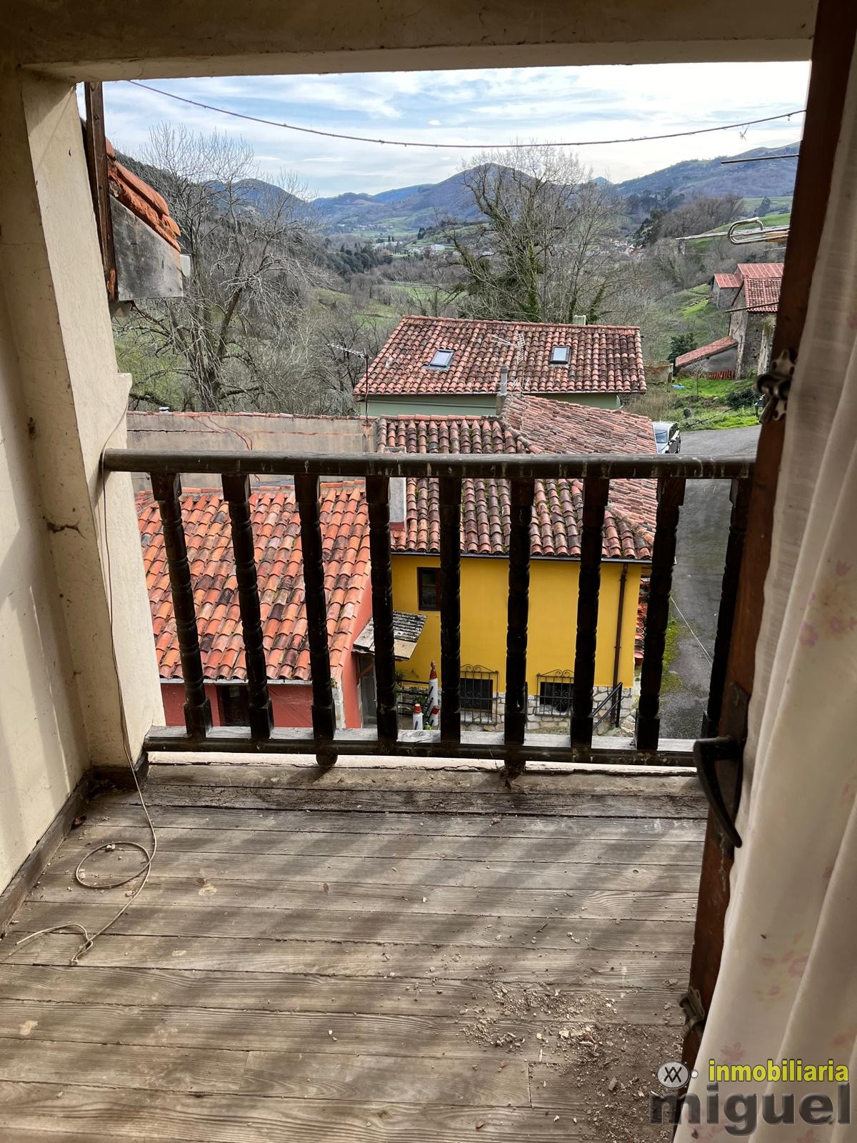 Se vende gran propiedad para rehabilitar con jardín en Abándames, Peñamellera Baja (V2505)