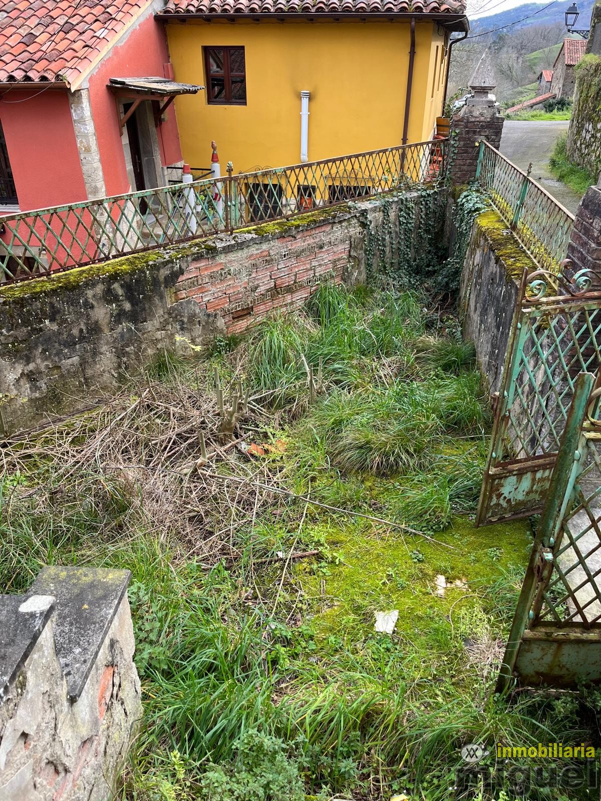 Se vende gran propiedad para rehabilitar con jardín en Abándames, Peñamellera Baja (V2505)