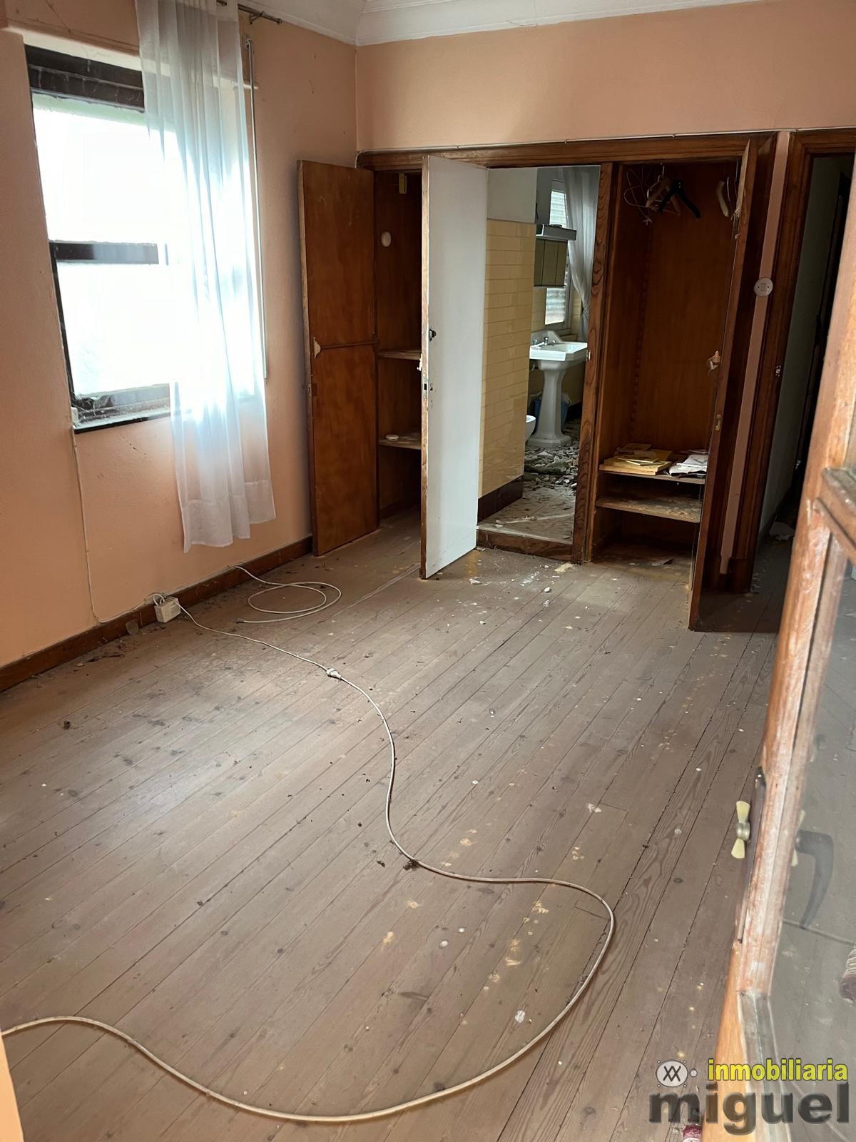 Se vende gran propiedad para rehabilitar con jardín en Abándames, Peñamellera Baja (V2505)