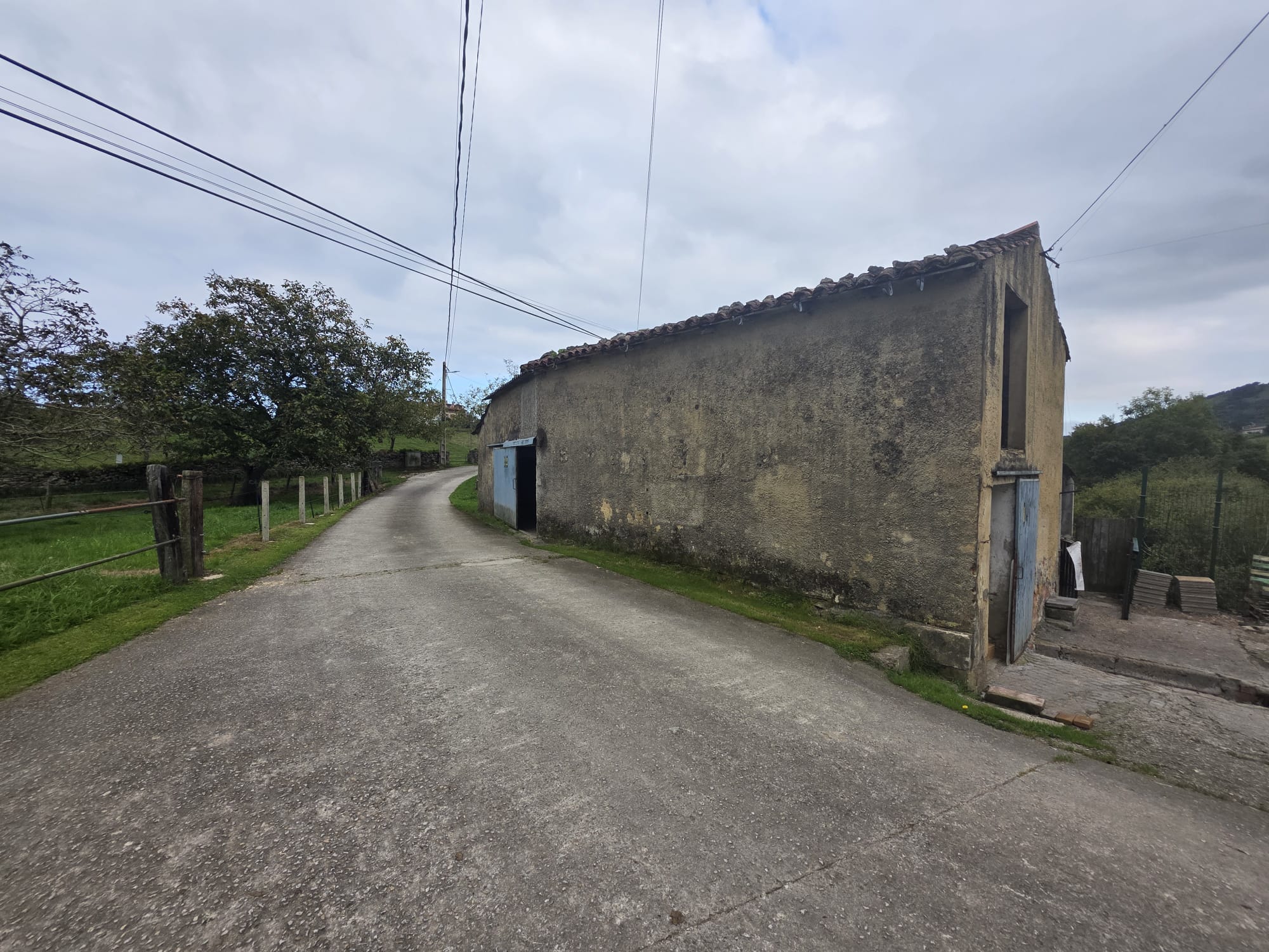 Se vende cuadra sobre parcela en Noriega, Colombres (V1909)