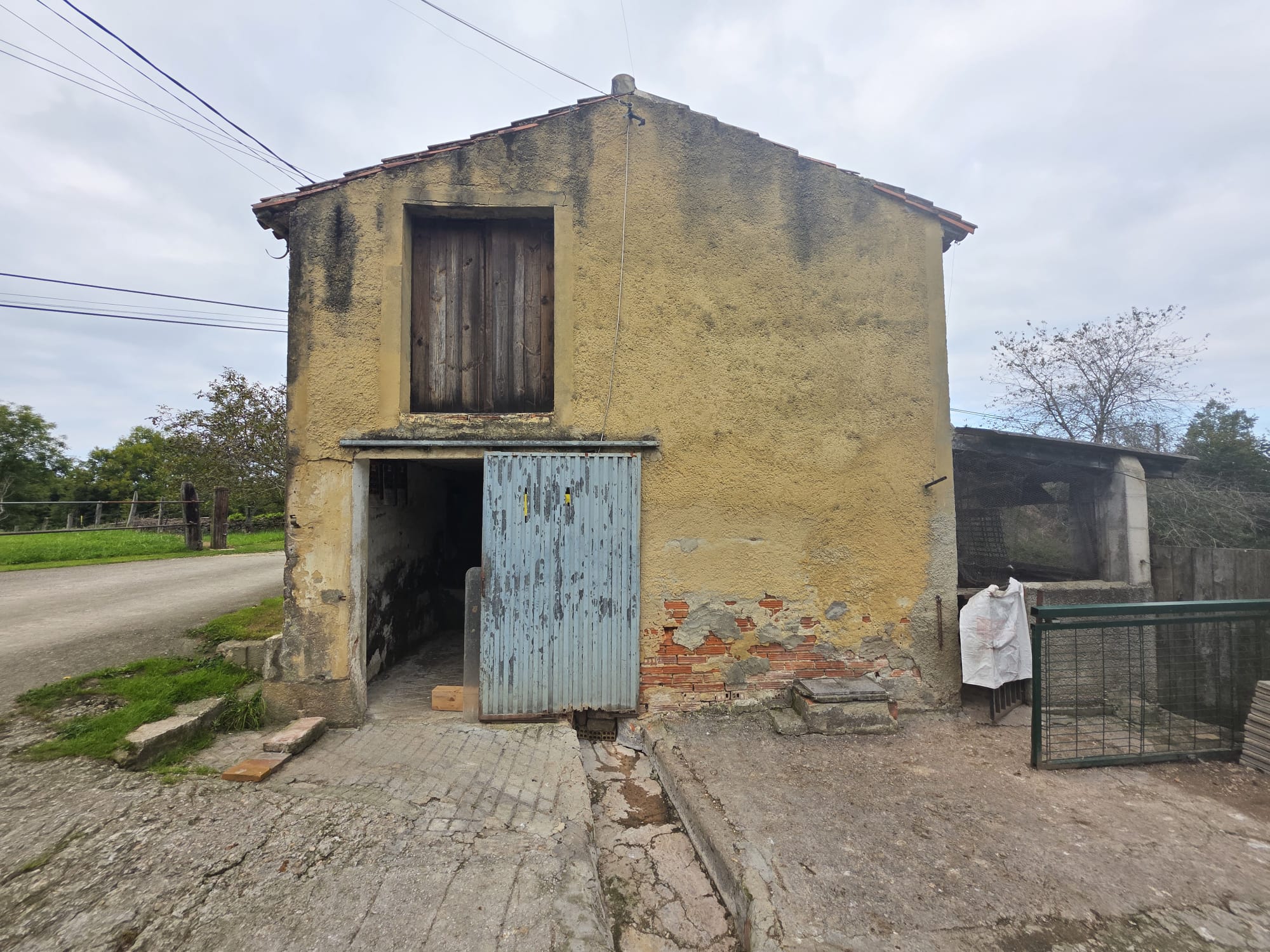 Se vende cuadra sobre parcela en Noriega, Colombres (V1909)
