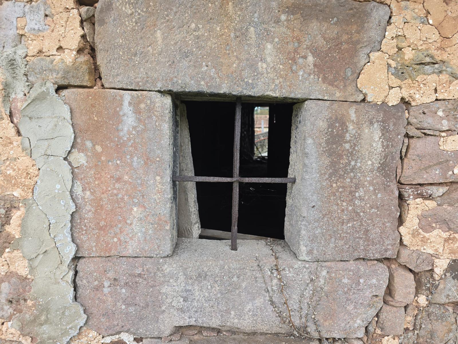 Se vende casa de piedra para rehabilitar con jardín en Cades, Herrerías (V2537)