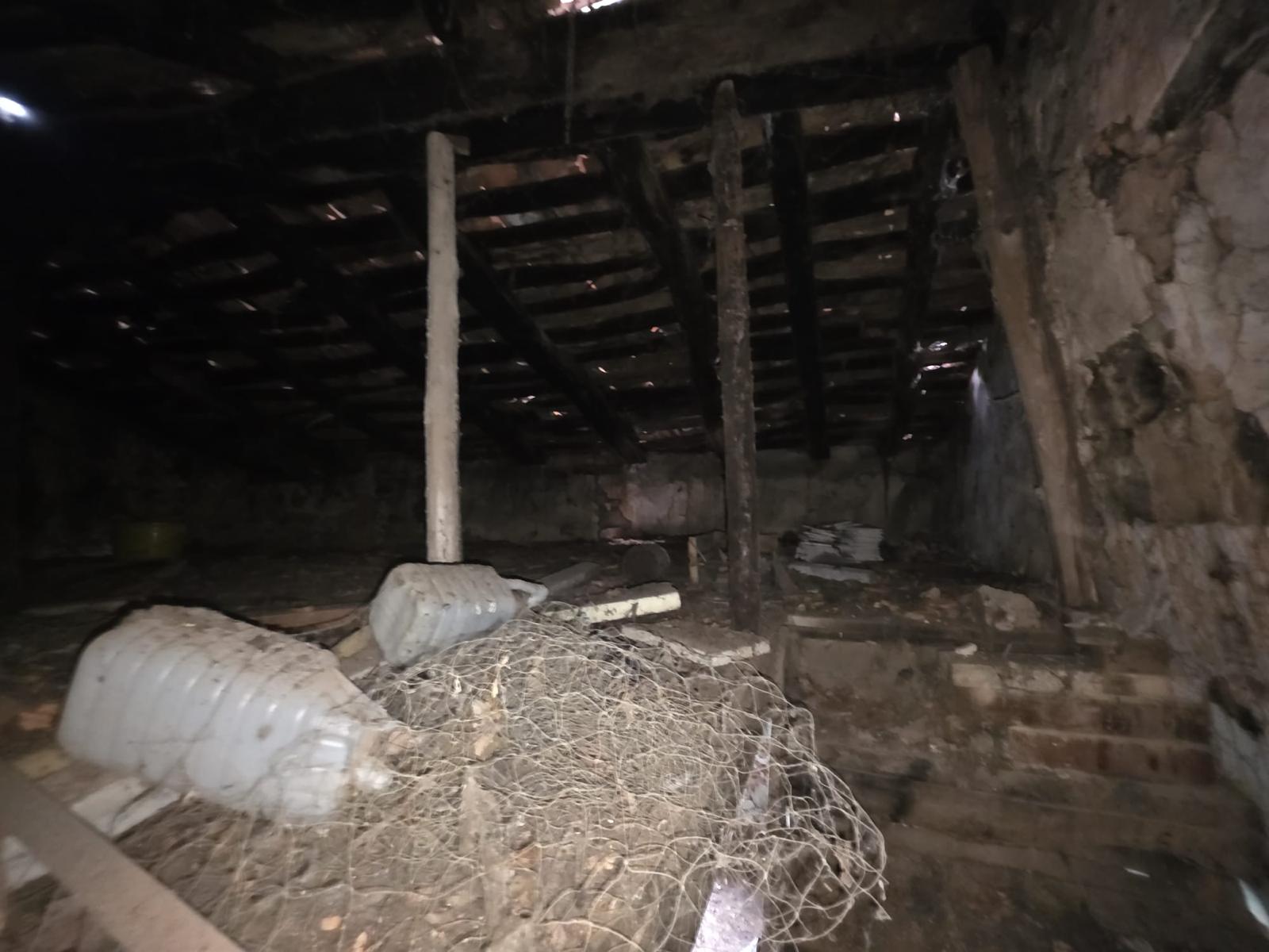 Se vende casa de piedra para rehabilitar con jardín en Cades, Herrerías (V2537)