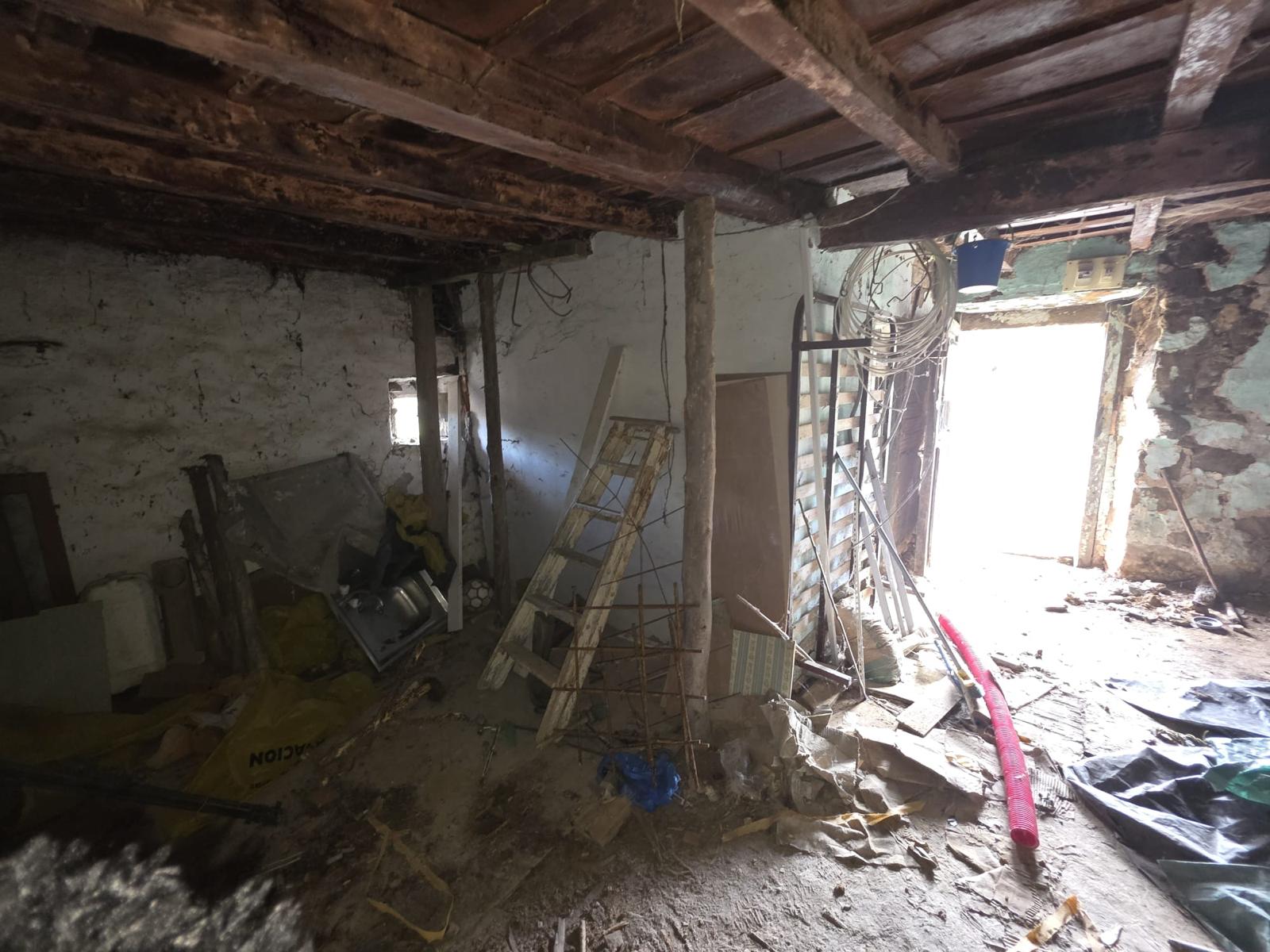 Se vende casa de piedra para rehabilitar con jardín en Cades, Herrerías (V2537)