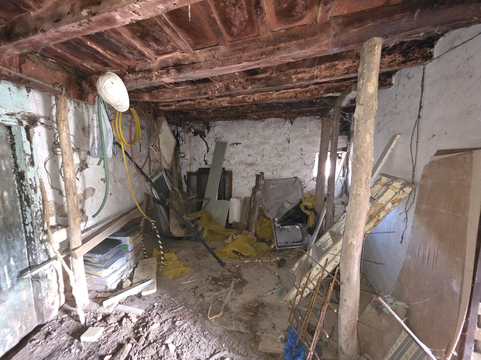 Se vende casa de piedra para rehabilitar con jardín en Cades, Herrerías (V2537)