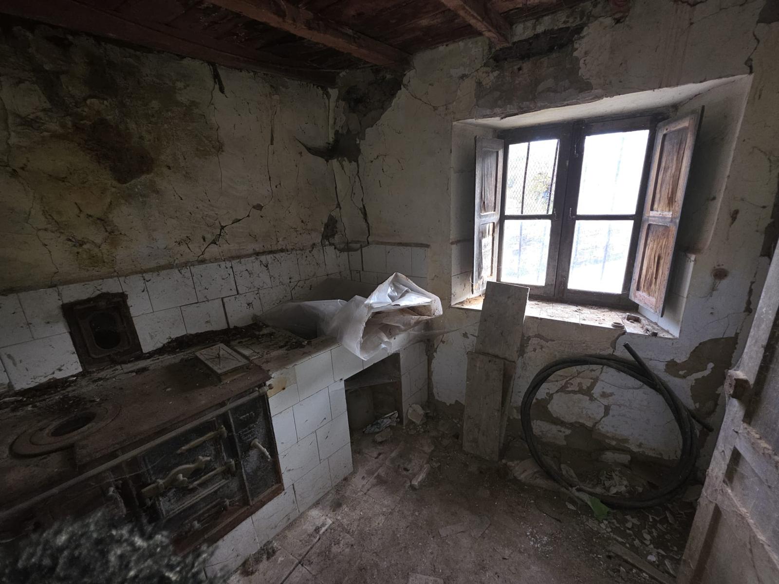 Se vende casa de piedra para rehabilitar con jardín en Cades, Herrerías (V2537)