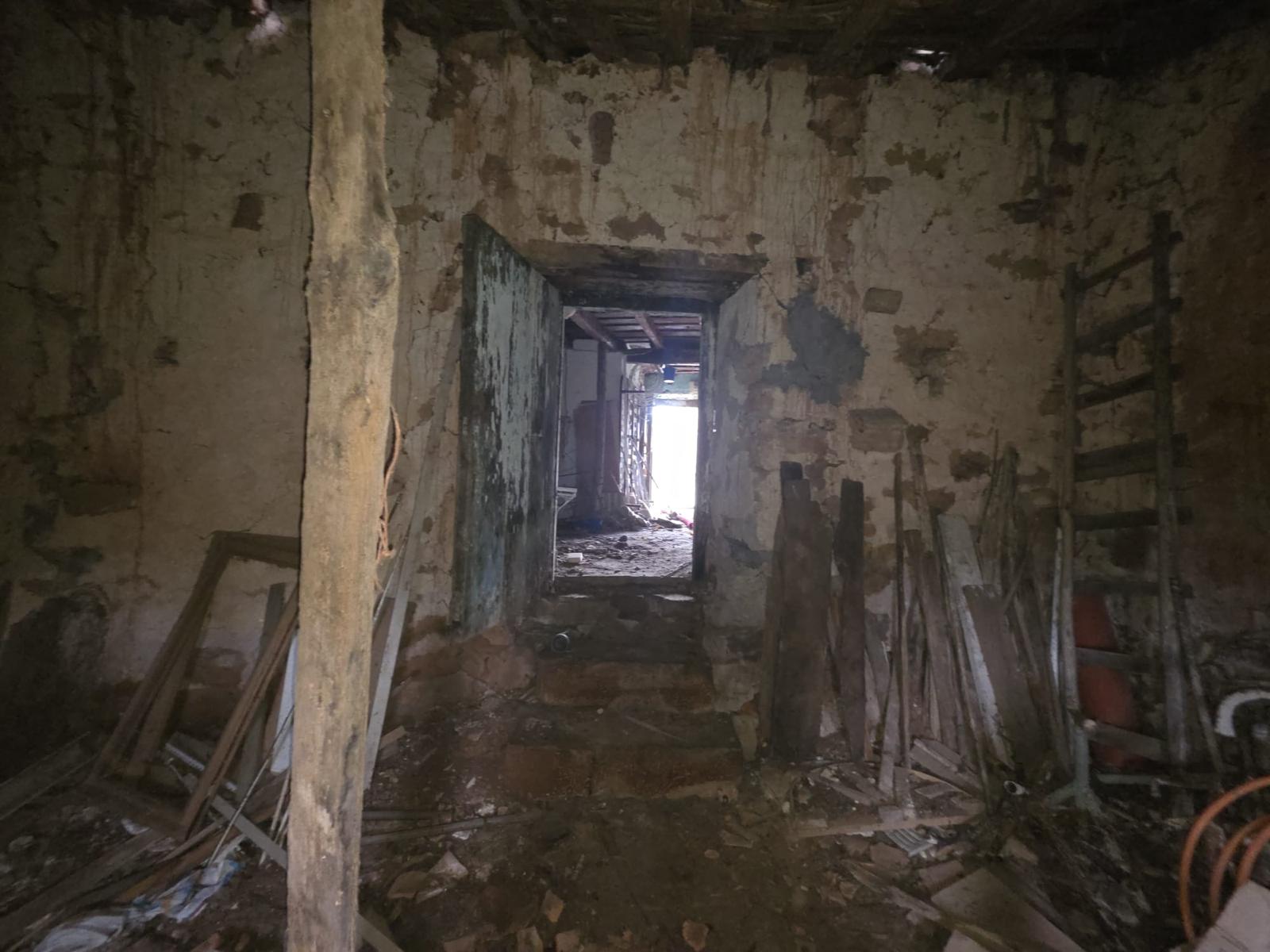 Se vende casa de piedra para rehabilitar con jardín en Cades, Herrerías (V2537)