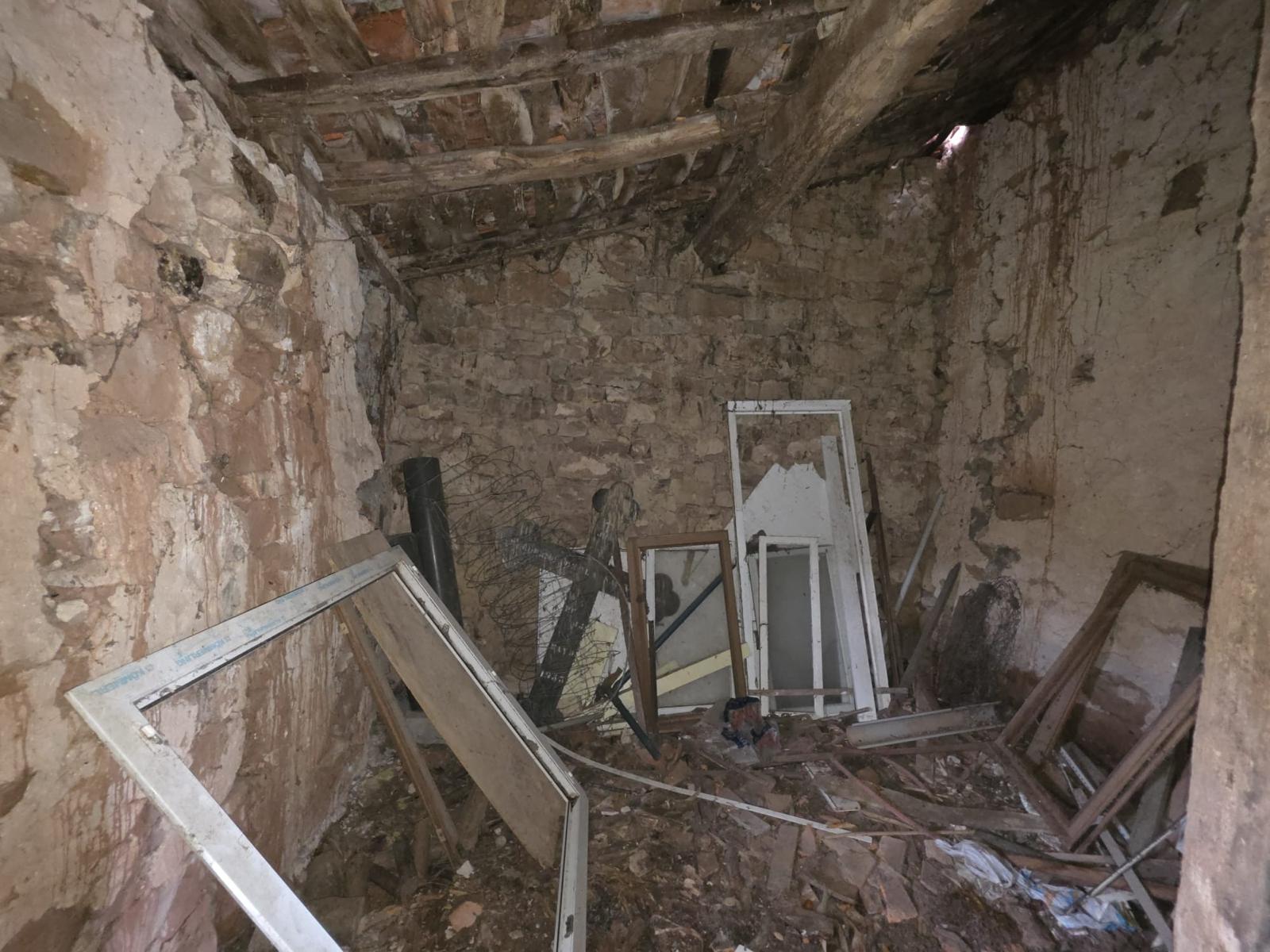 Se vende casa de piedra para rehabilitar con jardín en Cades, Herrerías (V2537)
