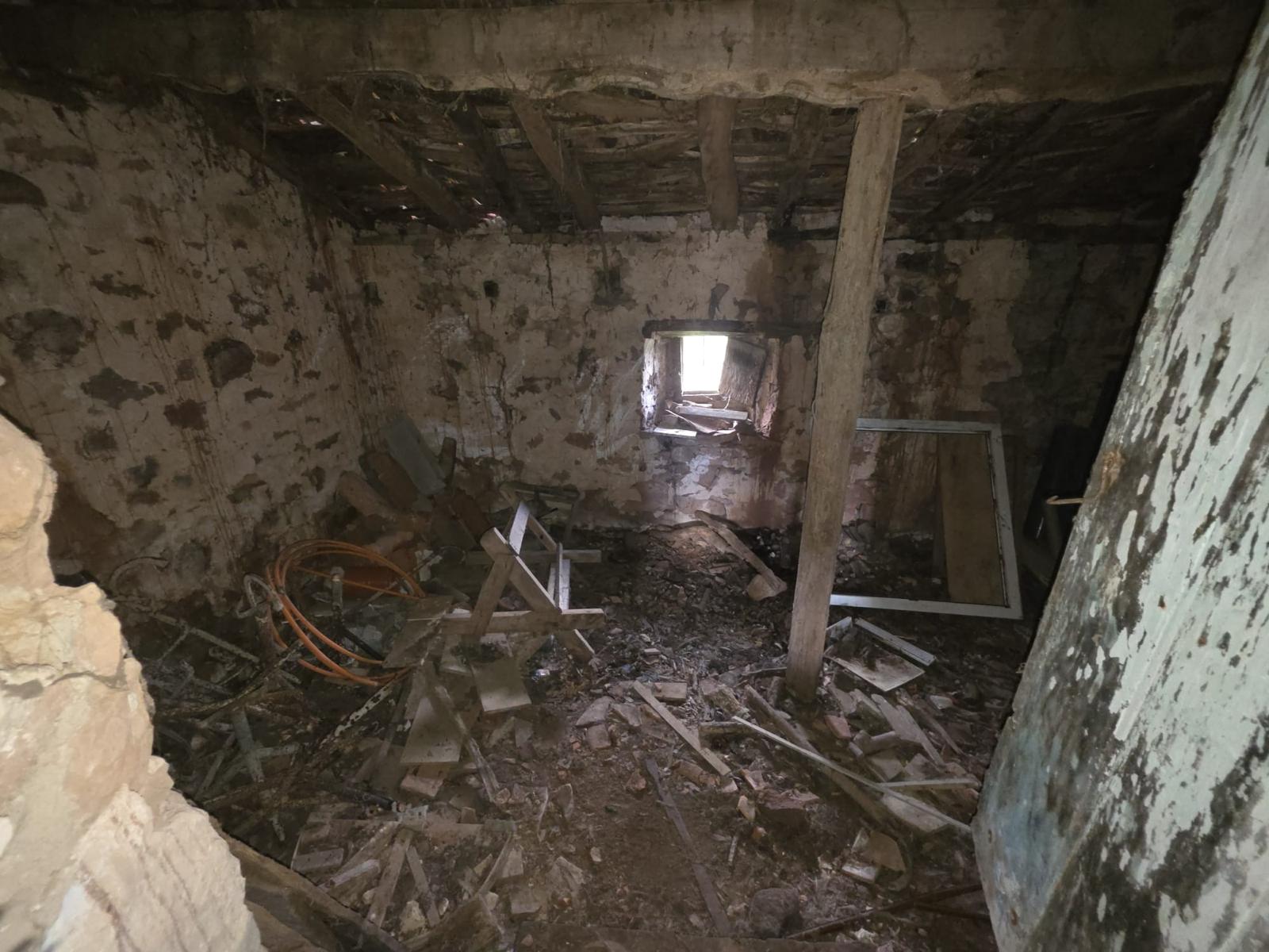 Se vende casa de piedra para rehabilitar con jardín en Cades, Herrerías (V2537)
